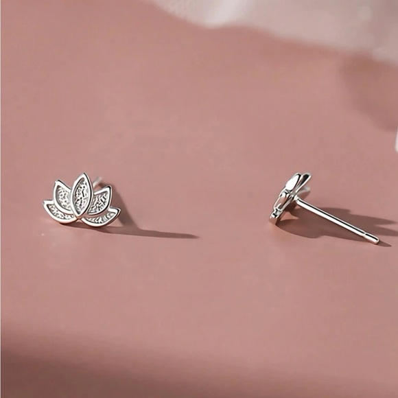 Luxe 925 sterling silver Blossom Studs Earrings - Picture 8 of 8